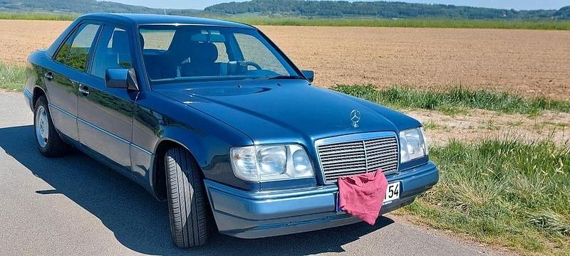 Blau Gebraucht 1994 Mercedes E220 Limousine | 11.000 € - Bild 1/4