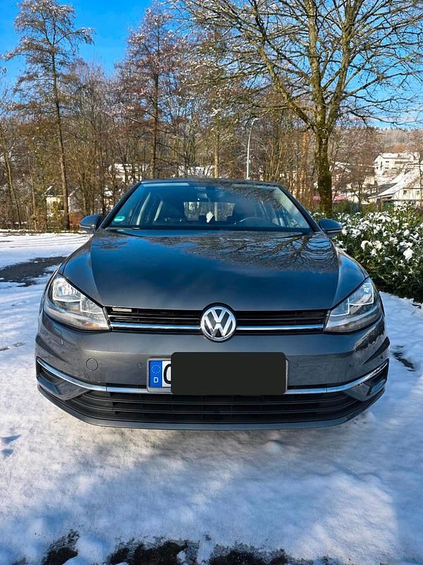 Grau Gebraucht 2017 VW Golf VII Limousine | 8.800 € (Superpreis) - Bild 1/4