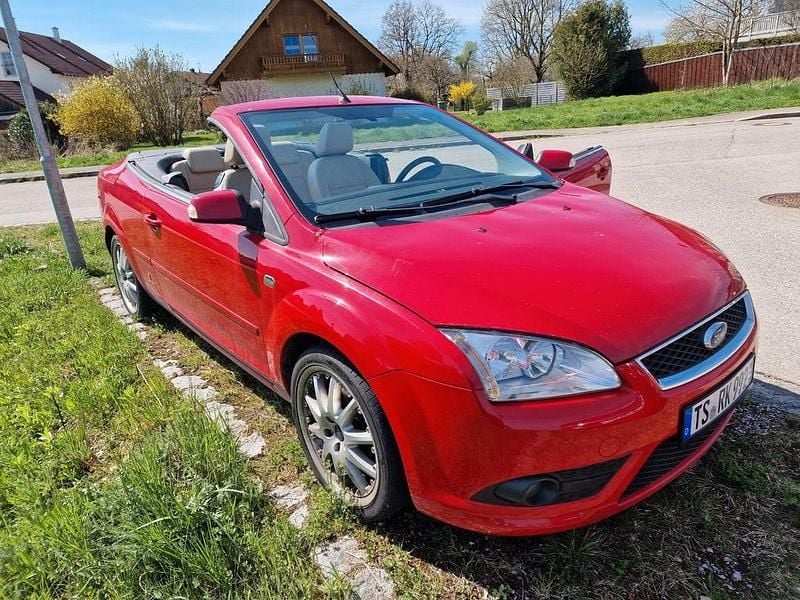 Gebraucht Ford Focus Cabriolet 145 PS (106 kW) 2008 Rot Cabrio
