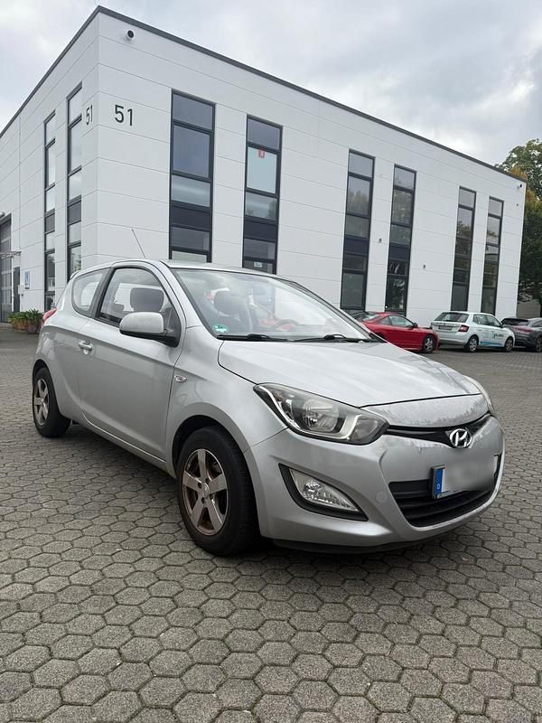 Silber Gebraucht 2012 Hyundai i20 Kleinwagen | 1.900 € (Superpreis) - Bild 1/4