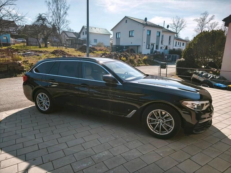 Schwarz Gebraucht 2017 BMW 530 Sport Line Kombi | 20.999 € (Guter Preis) - Bild 1/4