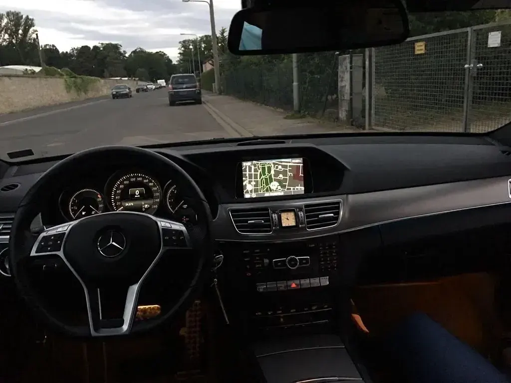 Używany Mercedes E300 Avantgarde 231 KM (169 kW) 2013 Czarny Sedan/Limuzyna