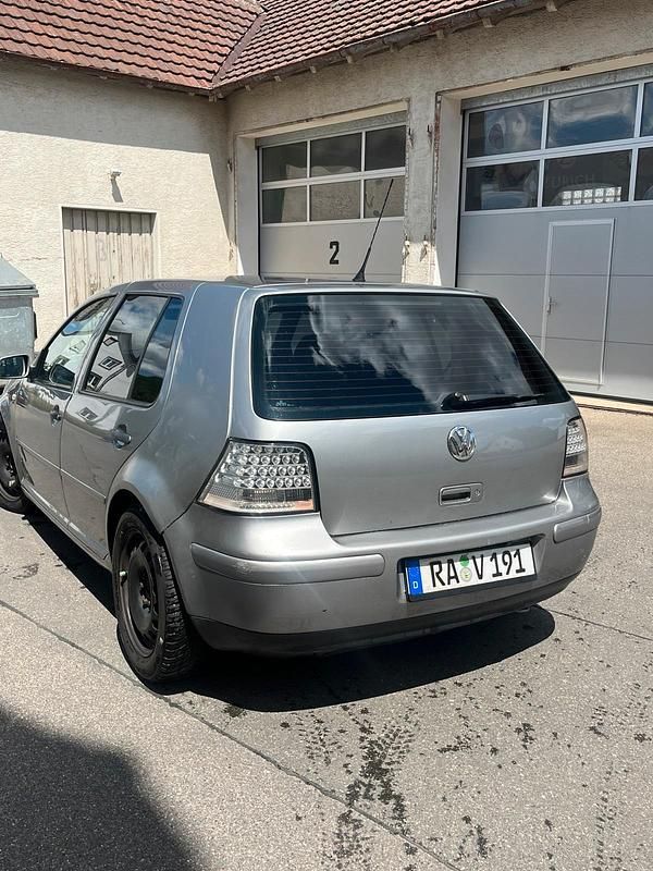 Grau Gebraucht 2003 VW Golf IV Kleinwagen | 1.500 € (Guter Preis) - Bild 1/4