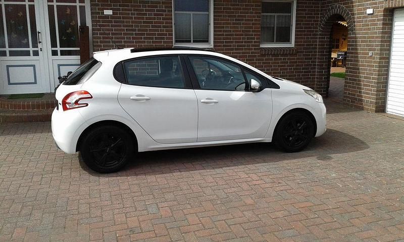 Gebraucht Peugeot 208 Active 68 PS (50 kW) 2012 Weiß Kleinwagen