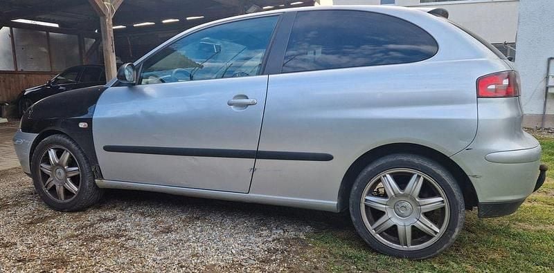 Grau Gebraucht 2005 Seat Ibiza Sport Limousine | 550 € (Superpreis) - Bild 1/4