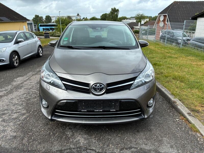 Grau Gebraucht 2017 Toyota Verso Executive Van / Kleinbus | 7.900 € (Guter Preis) - Bild 1/4