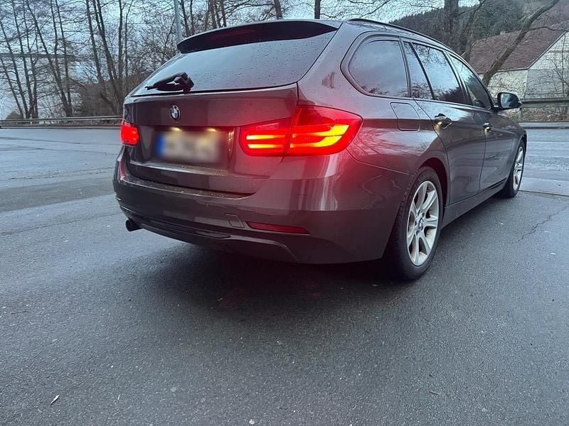 Braun Gebraucht 2013 BMW 320 Sport Line Kombi | 6.900 € (Guter Preis) - Bild 1/4