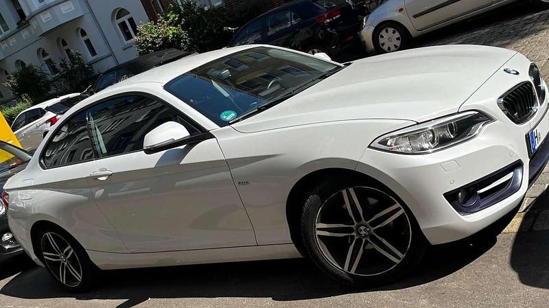 Weiß Gebraucht 2015 BMW 218 Sport Line Coupé | 12.000 € (Superpreis) - Bild 1/4