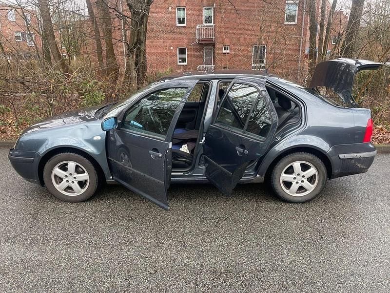 Gebraucht VW Bora Edition 101 PS (74 kW) 2000 Blau Limousine