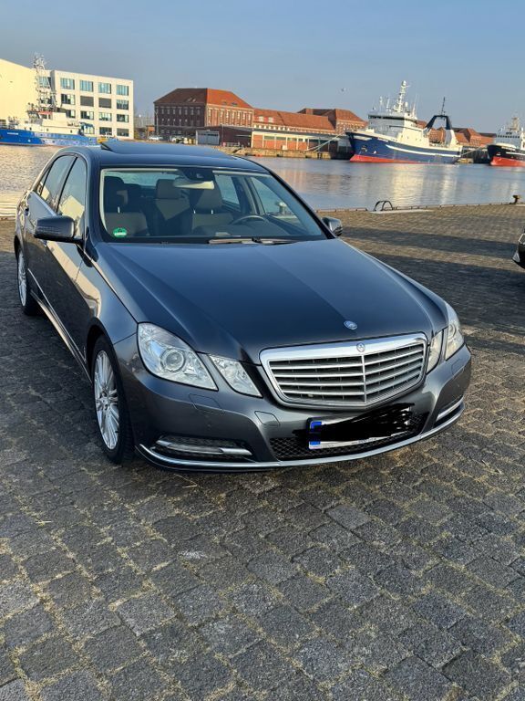 Grau Gebraucht 2013 Mercedes E200 Elegance Limousine | 11.000 € (Superpreis) - Bild 1/4