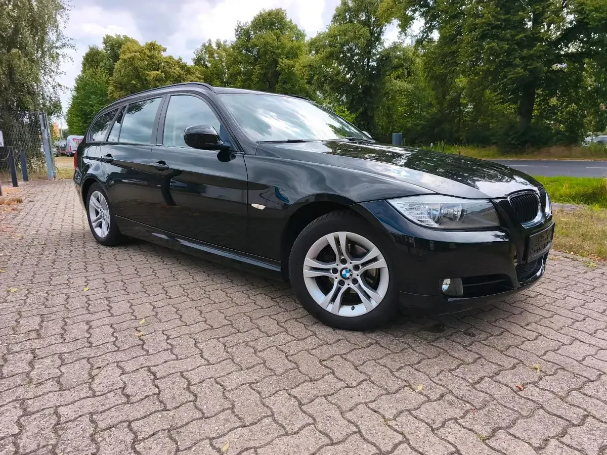 Gebraucht BMW 318 140 PS (102 kW) 2011 Schwarz Kombi