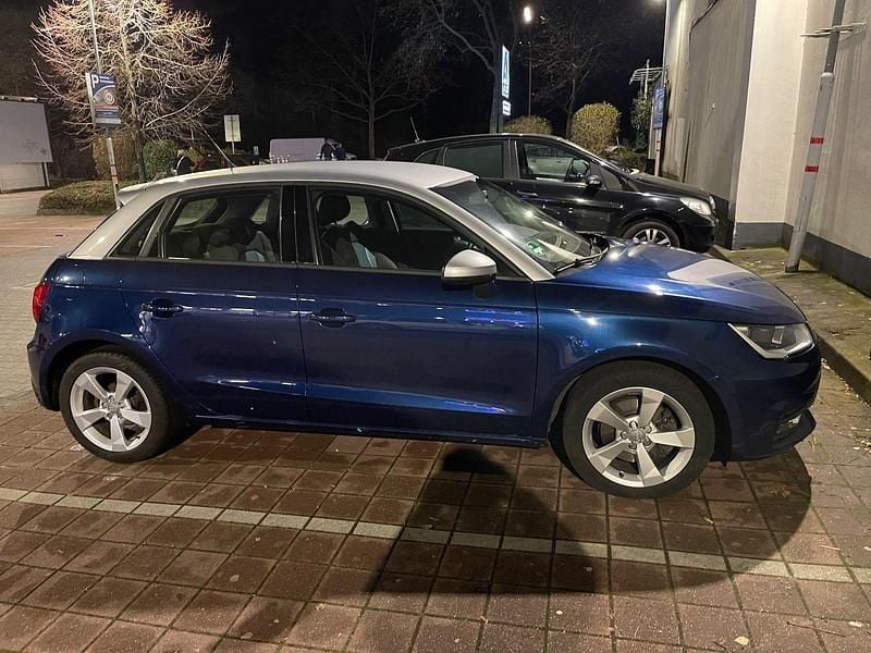 Blau Gebraucht 2016 Audi A1 Sportback Kleinwagen | 9.900 € (Guter Preis) - Bild 1/4
