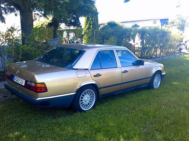 Gebraucht Mercedes E260 160 PS (117 kW) 1988 Gold Limousine