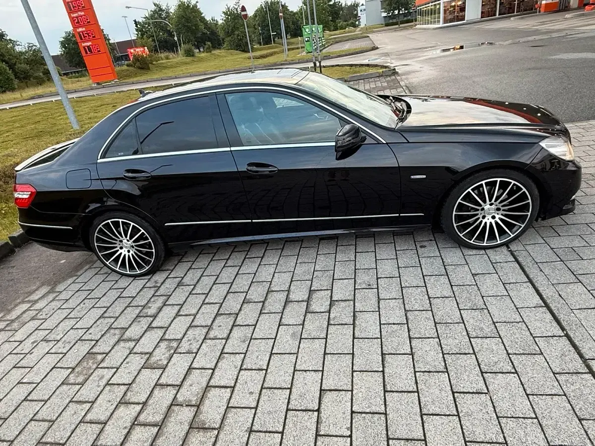 Gebraucht Mercedes E300 231 PS (169 kW) 2012 Schwarz Limousine