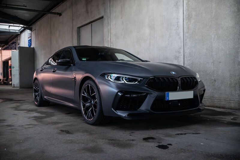Grau Gebraucht 2022 BMW M8 Competition Edition Coupé | 116.900 € (Teuer) - Bild 1/4
