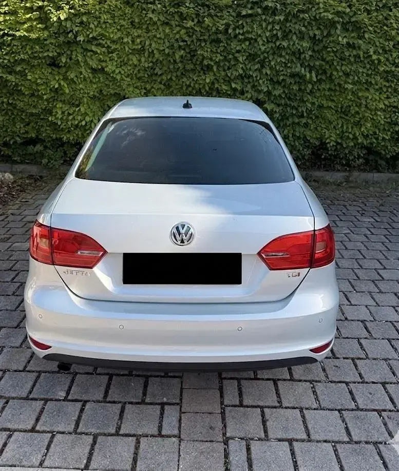 Gebraucht VW Jetta 105 PS (77 kW) 2012 Grau Limousine
