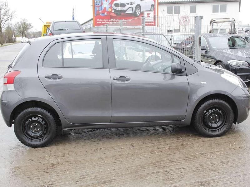 Gebraucht Toyota Yaris Cool 69 PS (50 kW) 2010 Grau Kleinwagen