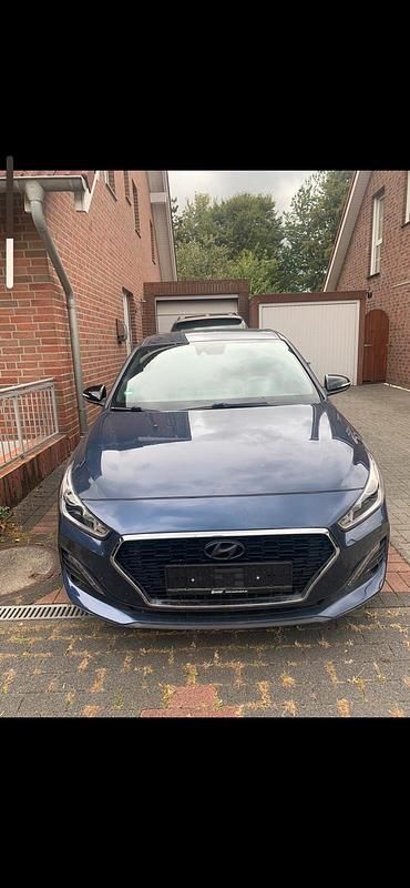 Blau Gebraucht 2018 Hyundai i30 Passion Limousine | 11.000 € (Guter Preis) - Bild 1/4