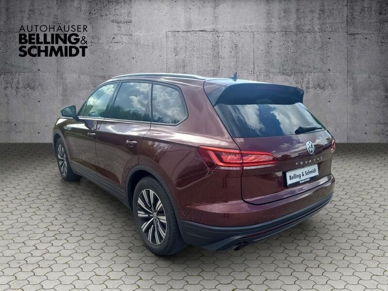 Gebraucht VW Touareg Basis 286 PS (210 kW) 2019 Malbec red (metallic) SUV