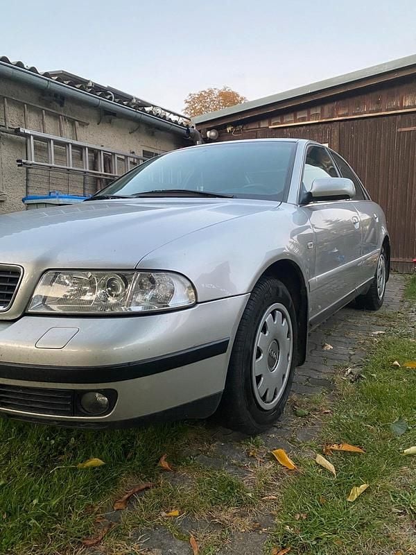 Silber Gebraucht 2000 Audi A4 Limousine | 1.000 € (Superpreis) - Bild 1/4