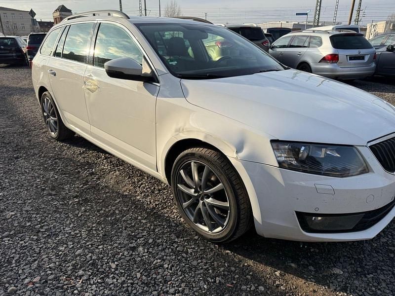 Gebraucht Skoda Octavia Elegance 150 PS (110 kW) 2015 Weiß Kleinwagen