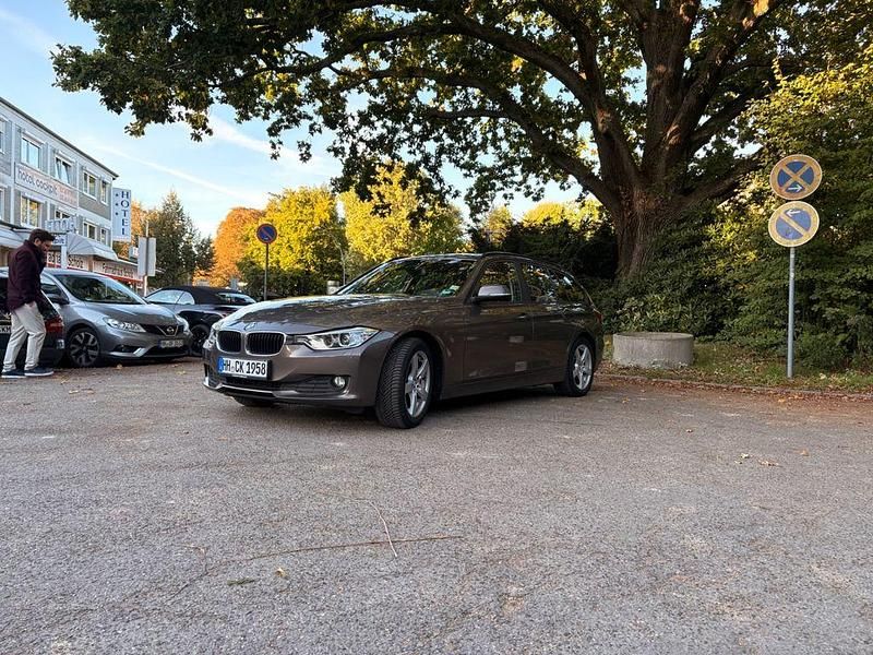 Braun Gebraucht 2013 BMW 320 Kombi | 12.950 € (Etwas zu teuer) - Bild 1/4
