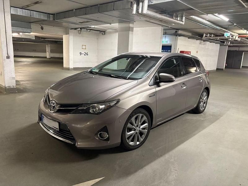 Braun Gebraucht 2013 Toyota Auris Hybrid Multidrive S Limousine | 8.799 € - Bild 1/4