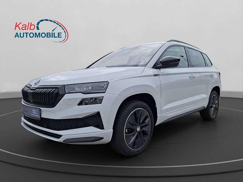 Moonweiß perleffekt metallic Neu 2024 Skoda Karoq SportLine SUV | 36.999 € (Teuer) - Bild 1/4