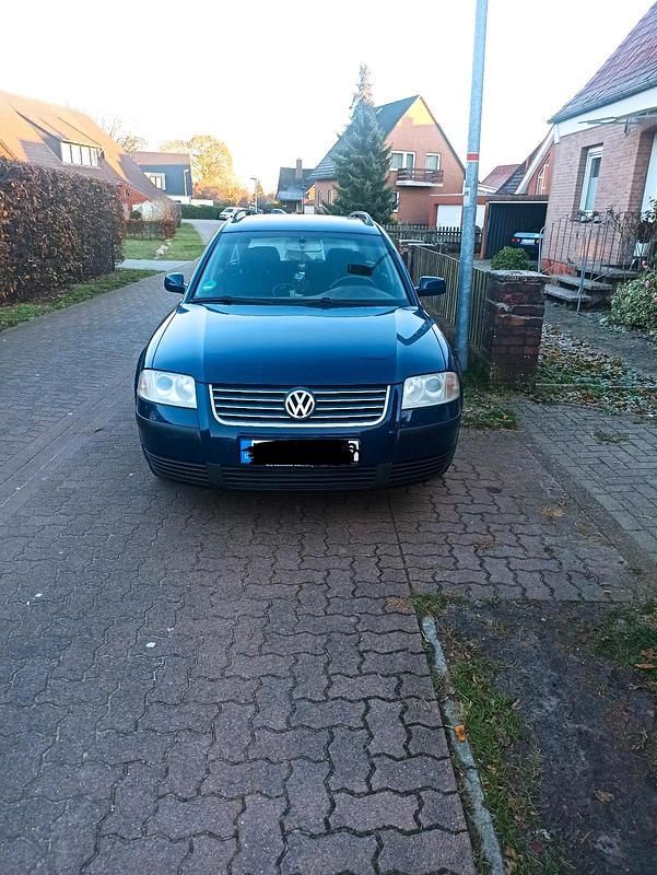 Blau Gebraucht 2002 VW Passat Kombi | 800 € - Bild 1/4