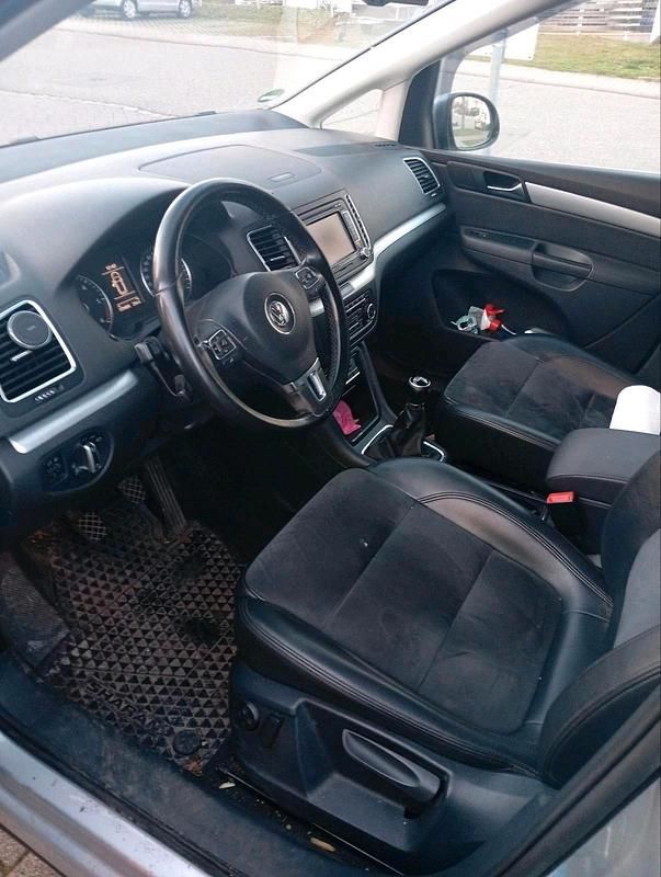 Second-hand VW Sharan 170 CP (125 kW) 2010 Argintiu Monovolum