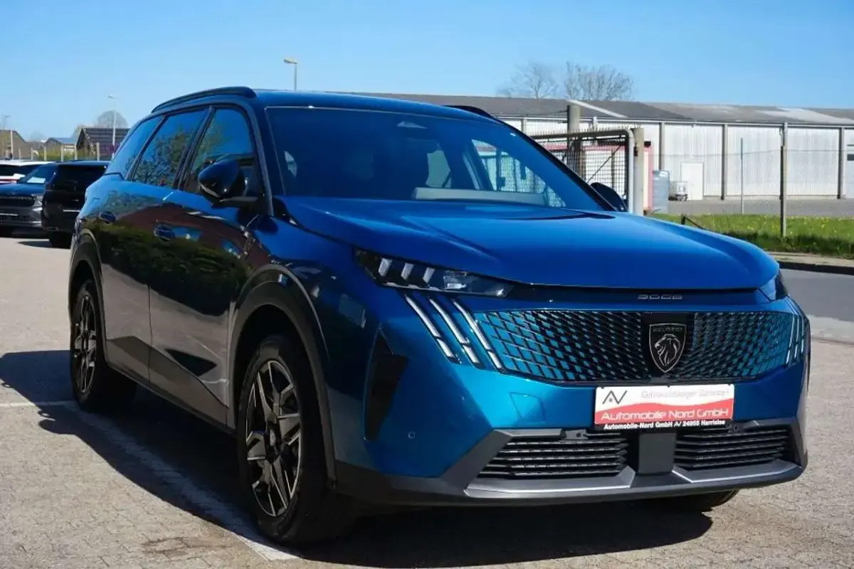 Neu Peugeot 5008 GT 145 PS (106 kW) 2025 Blau SUV