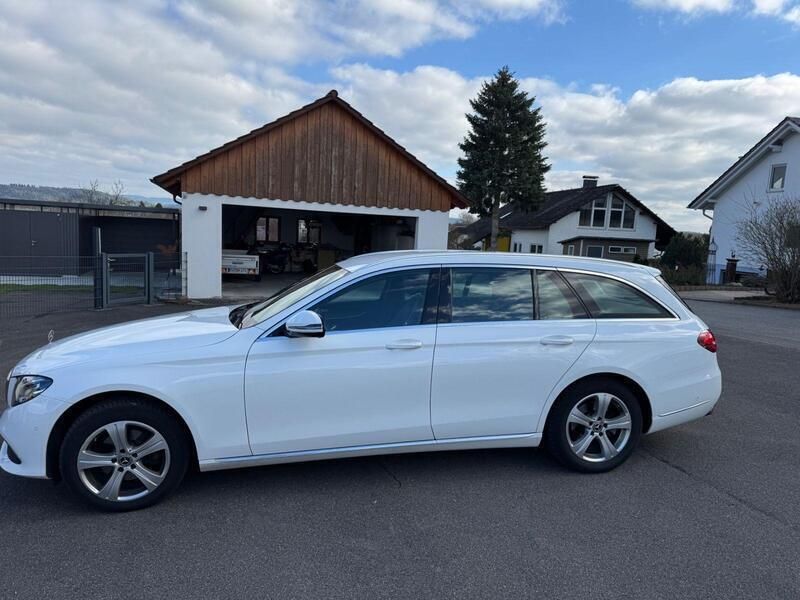 Weiß Gebraucht 2017 Mercedes E220 Exclusive Kombi | 19.700 € (Fairer Preis) - Bild 1/4