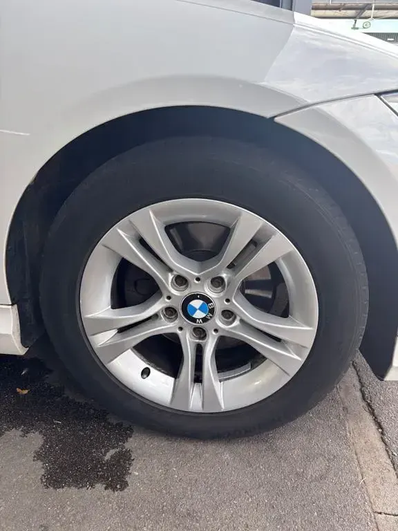 Gebraucht BMW 318 144 PS (105 kW) 2011 Weiß Limousine