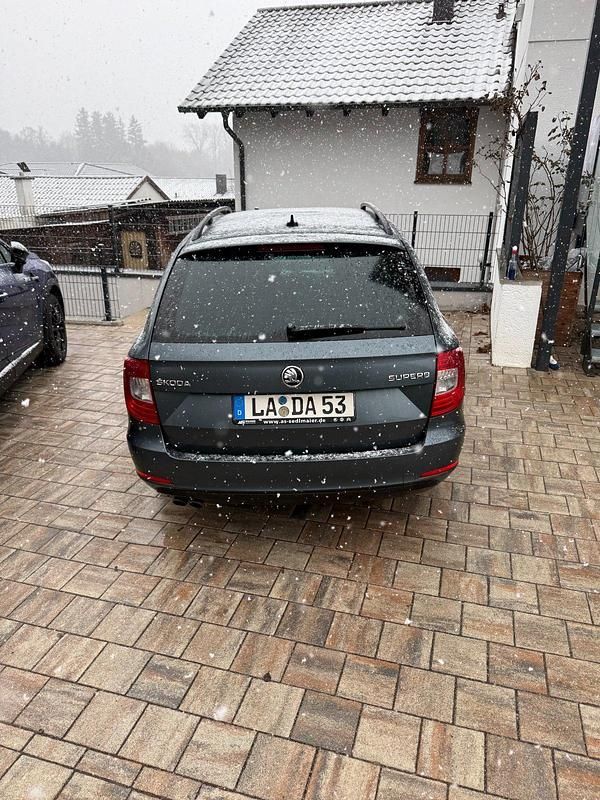 Gebraucht Skoda Superb 140 PS (102 kW) 2015 Grau Kombi