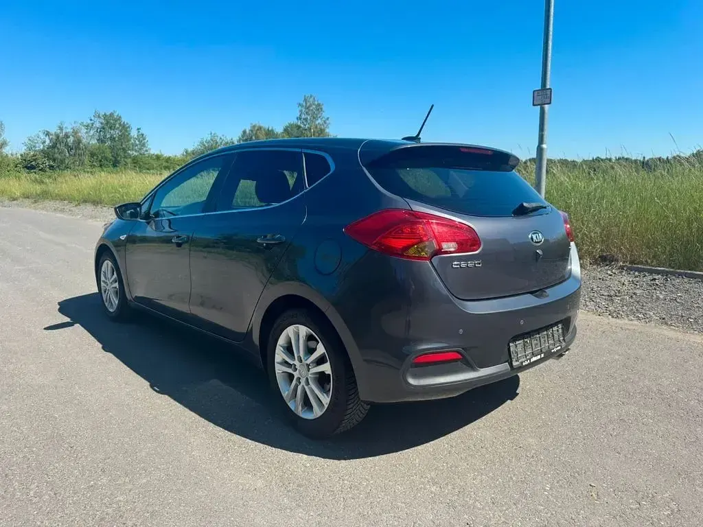 Gebraucht Kia Ceed DREAM-TEAM Edition 135 PS (99 kW) 2015 Grau Kleinwagen