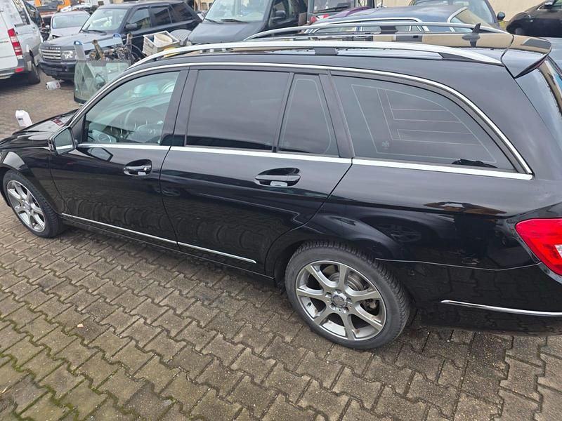 Gebraucht Mercedes C220 170 PS (125 kW) 2014 Schwarz Kombi