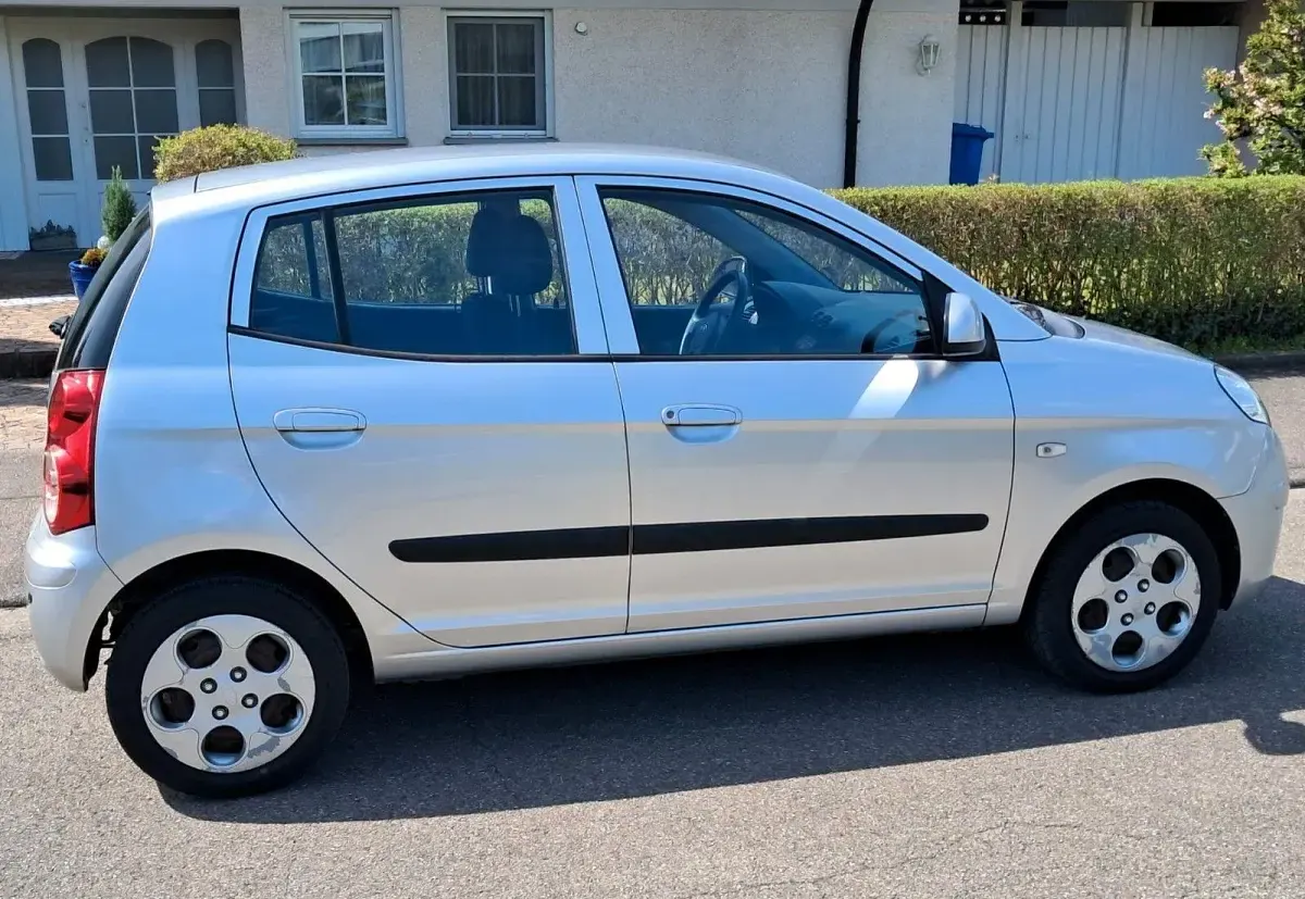 Gebraucht Kia Picanto 65 PS (47 kW) 2010 Silber Kleinwagen