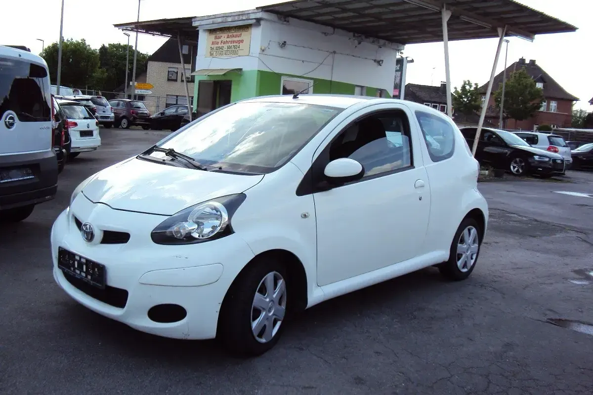 Gebraucht Toyota Aygo 68 PS (50 kW) 2011 Weiß Kleinwagen