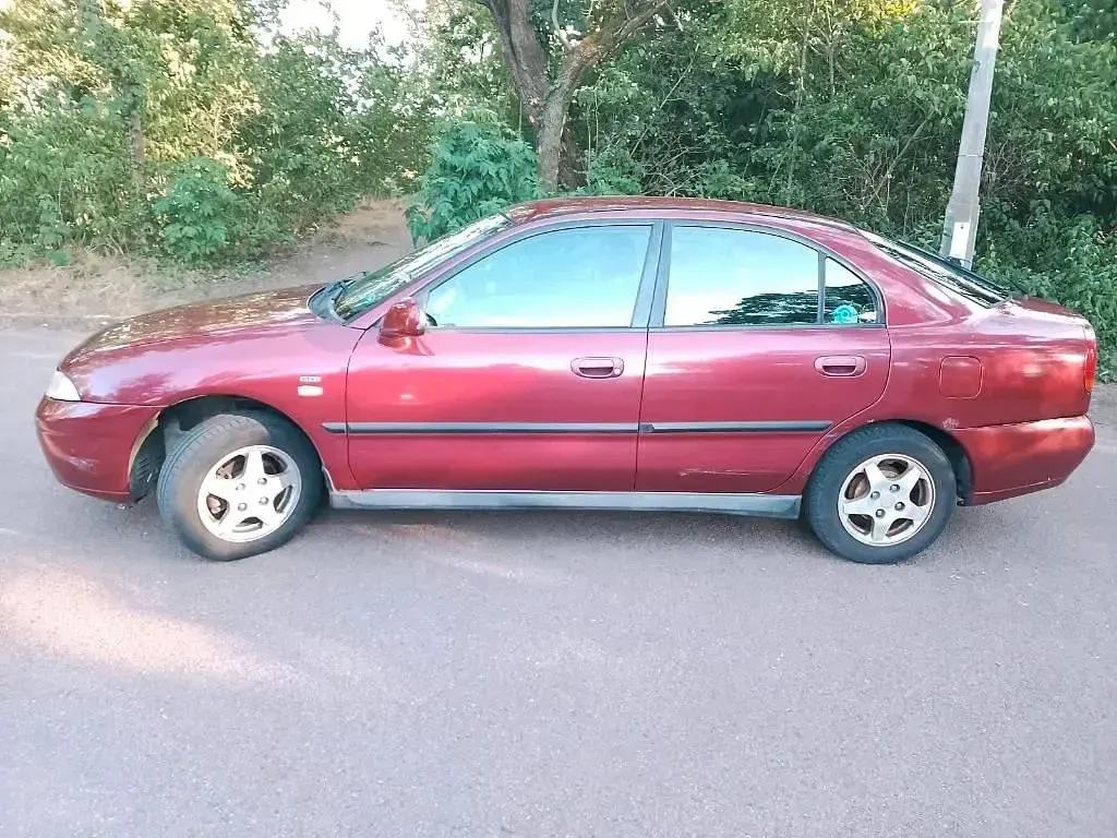 Gebraucht Mitsubishi Carisma 125 PS (91 kW) 1998 Rot Limousine