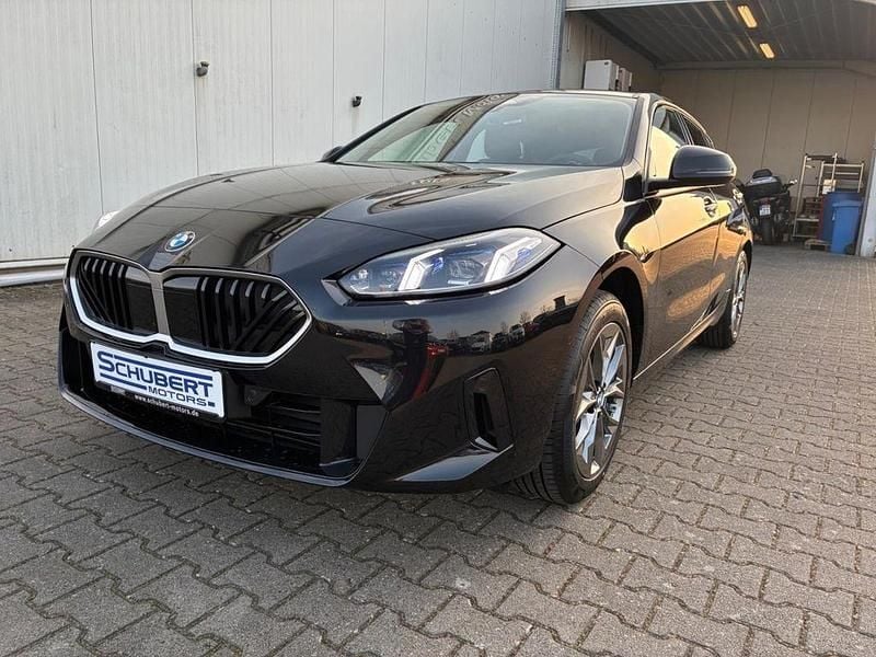 Neu BMW 116 122 PS (89 kW) 2026 Black sapphire metallic Kleinwagen