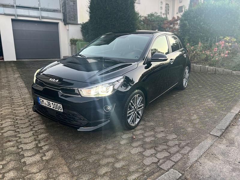 Schwarz Gebraucht 2023 Kia Rio Platinum Limousine | 22.480 € (Etwas zu teuer) - Bild 1/4