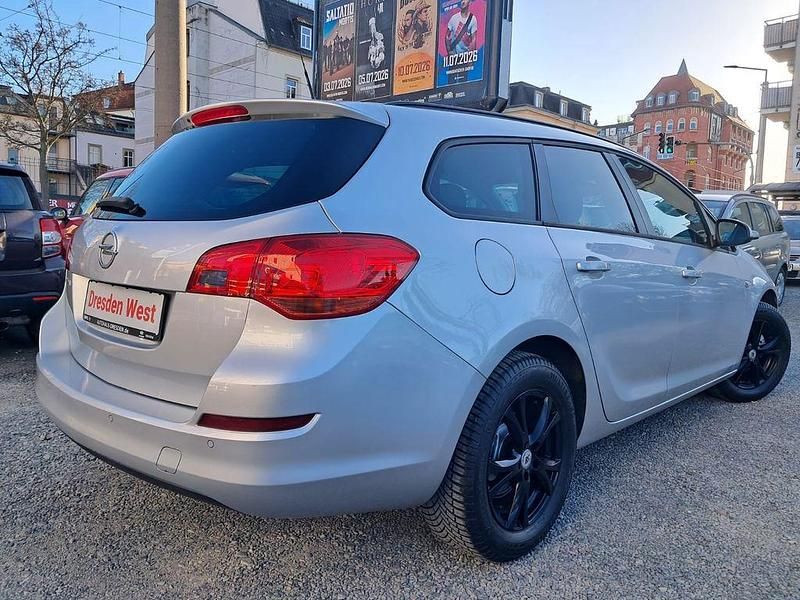 Gebraucht Opel Astra Design Edition 116 PS (85 kW) 2011 Silber Kombi