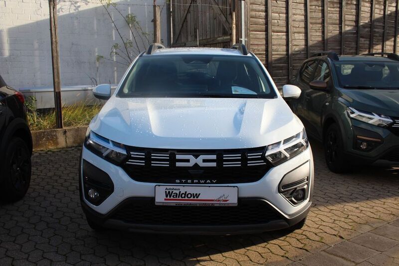 Weiß Gebraucht 2024 Dacia Sandero Expression Kleinwagen | 17.550 € (Fairer Preis) - Bild 1/4