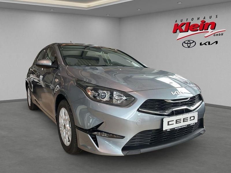 Neu Kia Ceed Vision 101 PS (74 kW) 2025 Silber Kleinwagen
