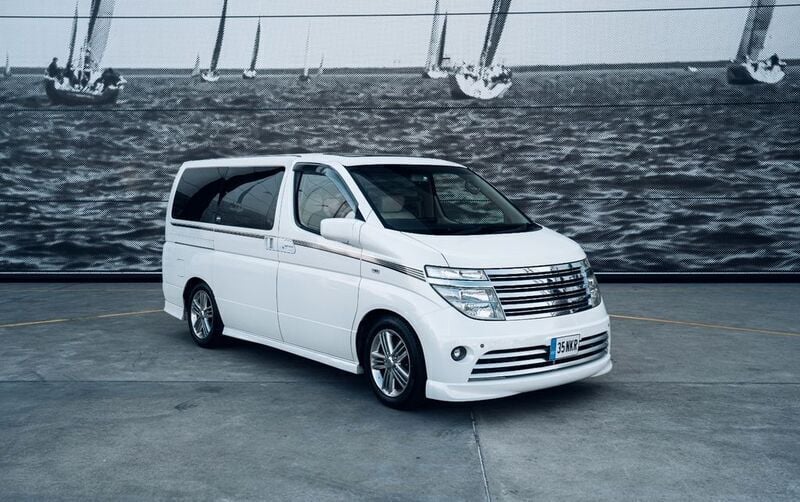 Weiß Gebraucht 2003 Nissan Elgrand Van / Kleinbus | 10.999 € - Bild 1/4