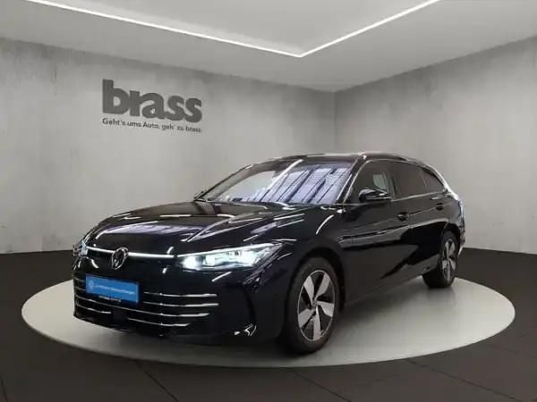 Grenadillschwarz metallic Gebraucht 2024 VW Passat Elegance Kombi | 48.700 € - Bild 1/4