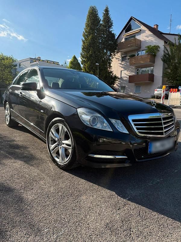 Schwarz Gebraucht 2011 Mercedes E250 Avantgarde Limousine | 8.000 € (Superpreis) - Bild 1/4