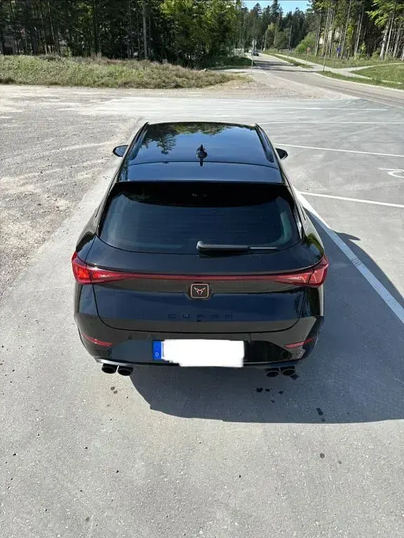 Używany Cupra Leon VZ 300 KM (220 kW) 2023 Czarny Sedan/Limuzyna