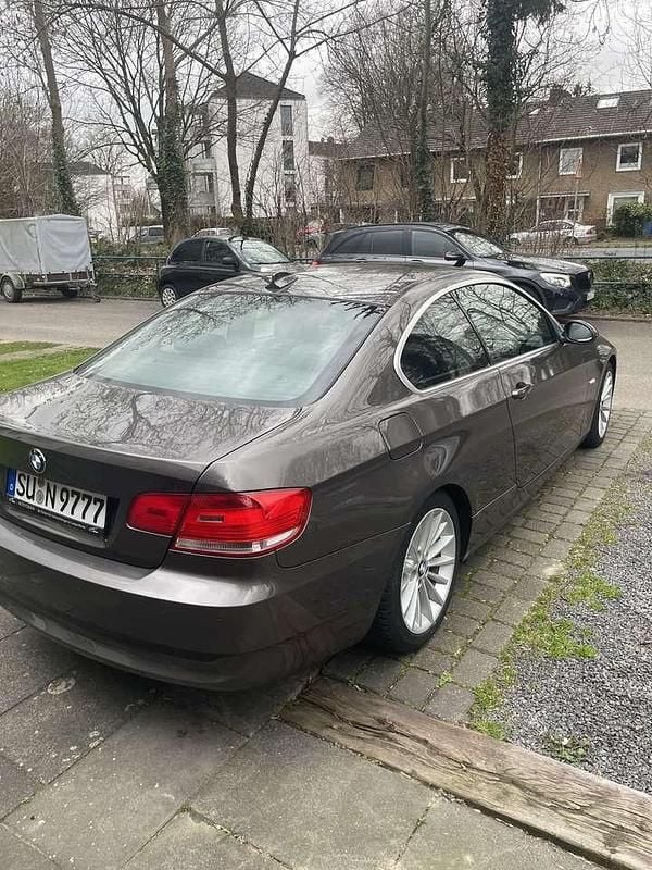 Gebraucht BMW 320 177 PS (130 kW) 2009 Braun Coupé