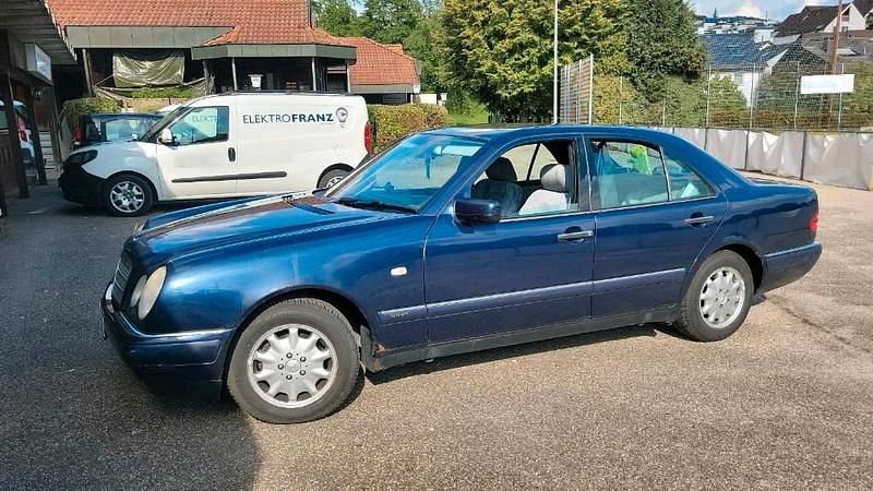 Gebraucht Mercedes E230 150 PS (110 kW) 1995 Blau Limousine